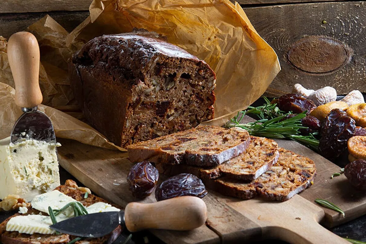 Dinkelbröd med fikon och hasselnötter