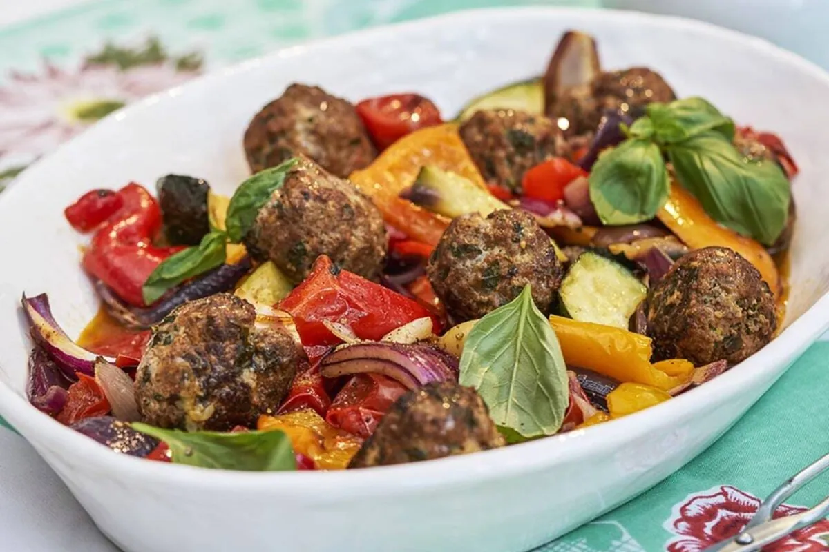 Hemmagjorda köttbullar med rostade grönsaker