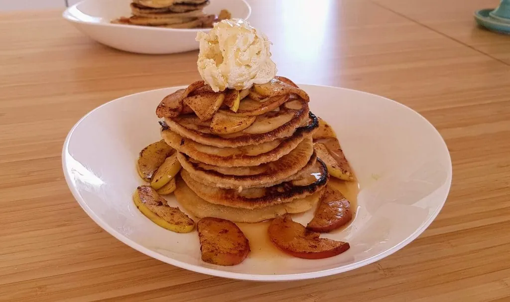 Kanelpannkakor med stekta äpplen