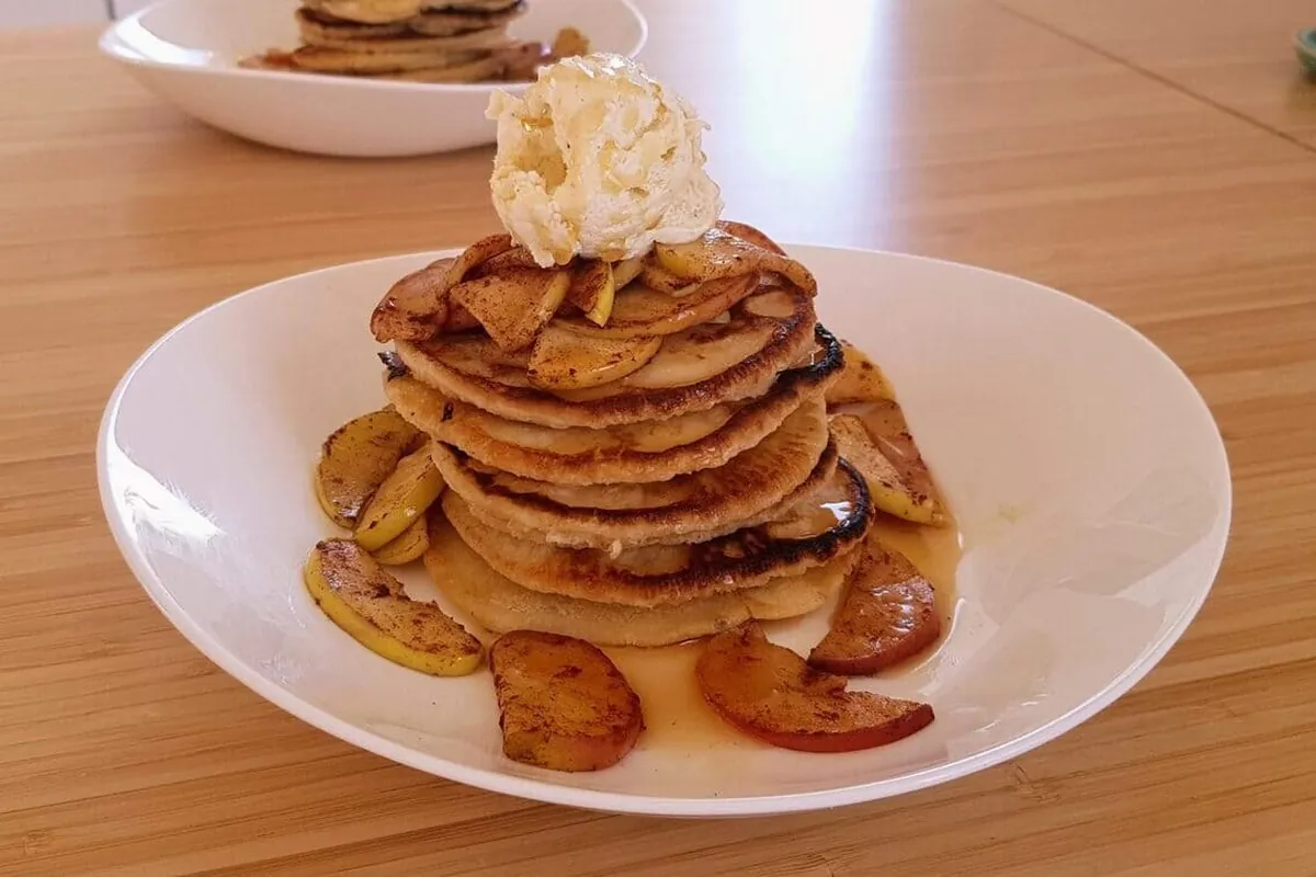 Kanelpannkakor med stekta äpplen