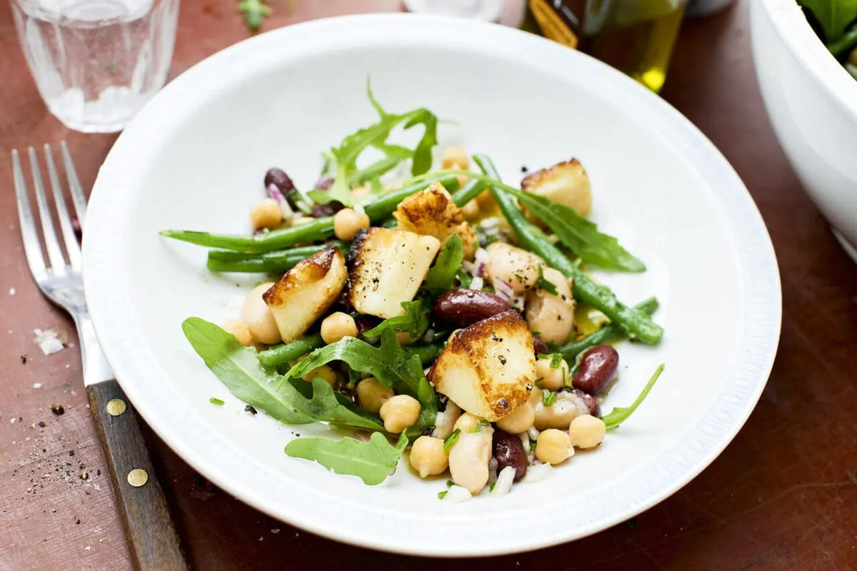 Klyftpotatis med halloumi och bönsallad