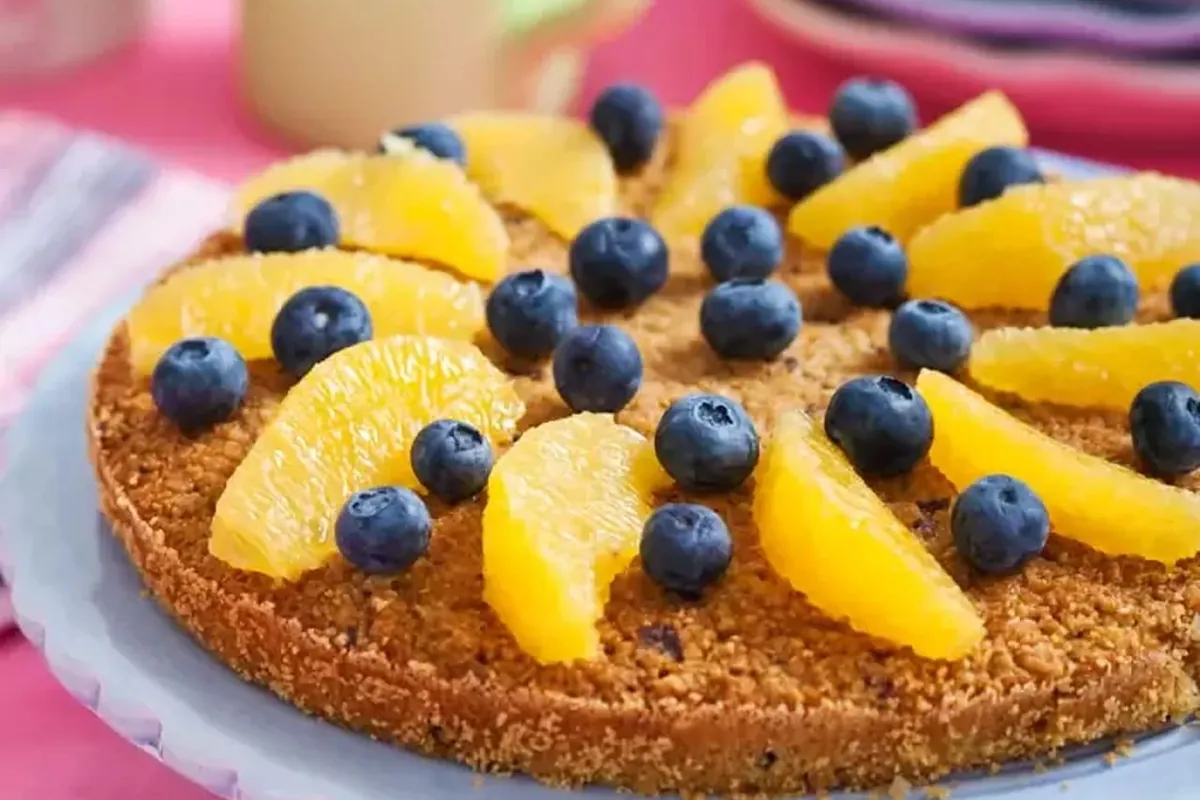 Nyttig havrekaka med frukt och bär