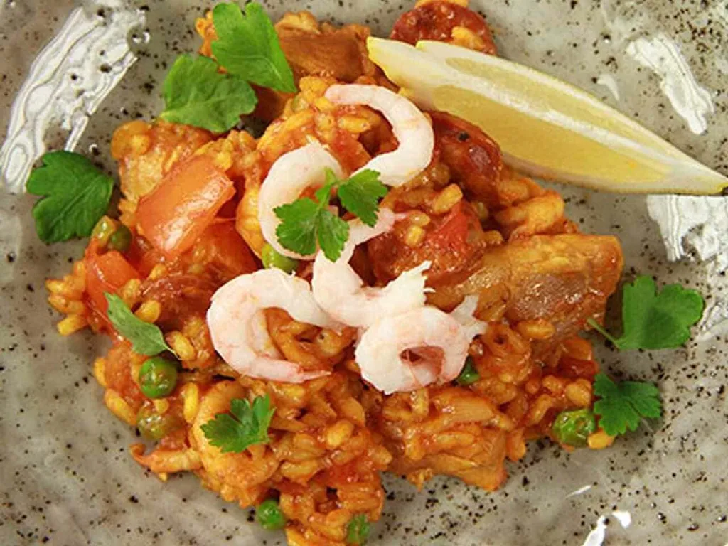 Paella med kyckling och räkor