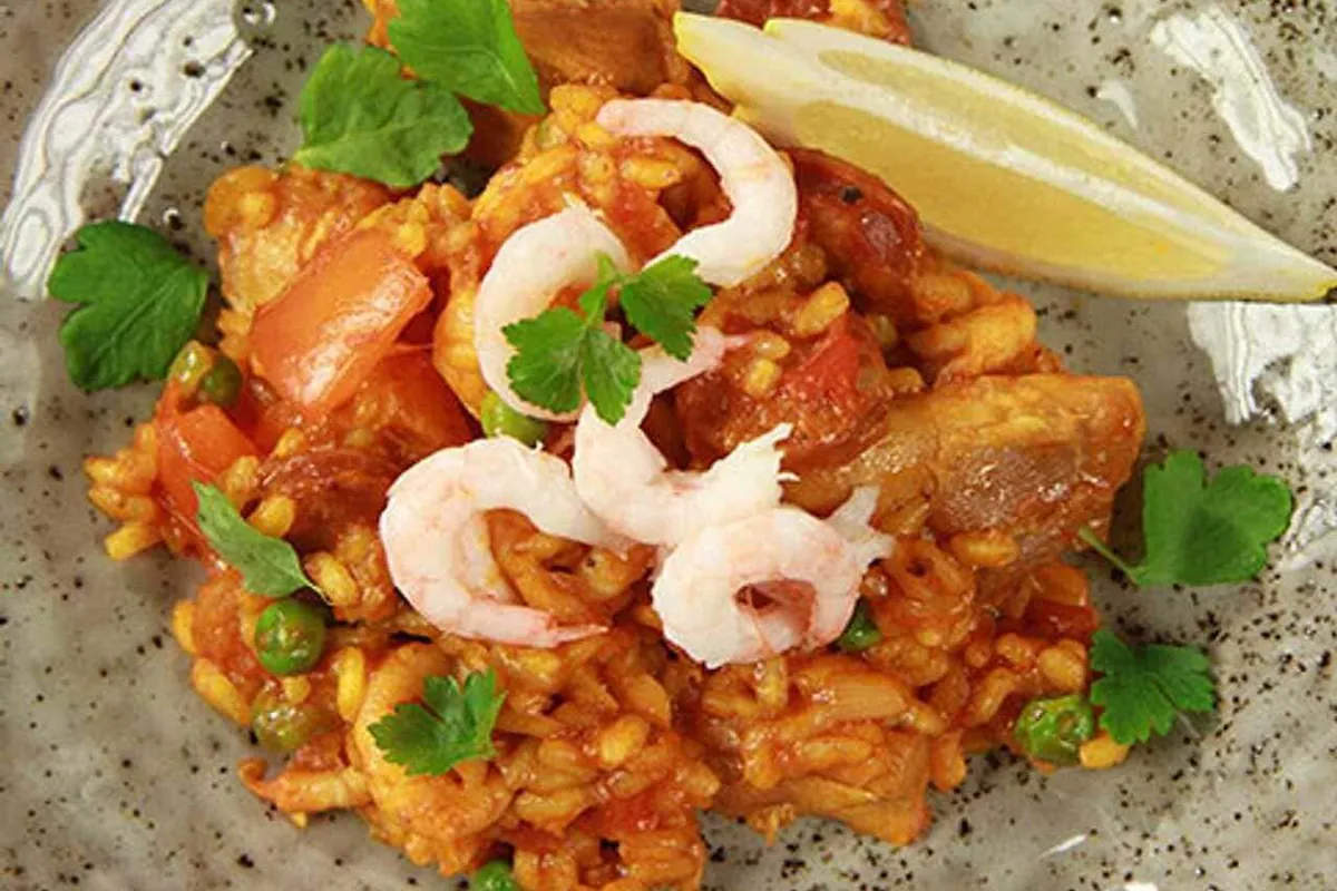 Paella med kyckling och räkor
