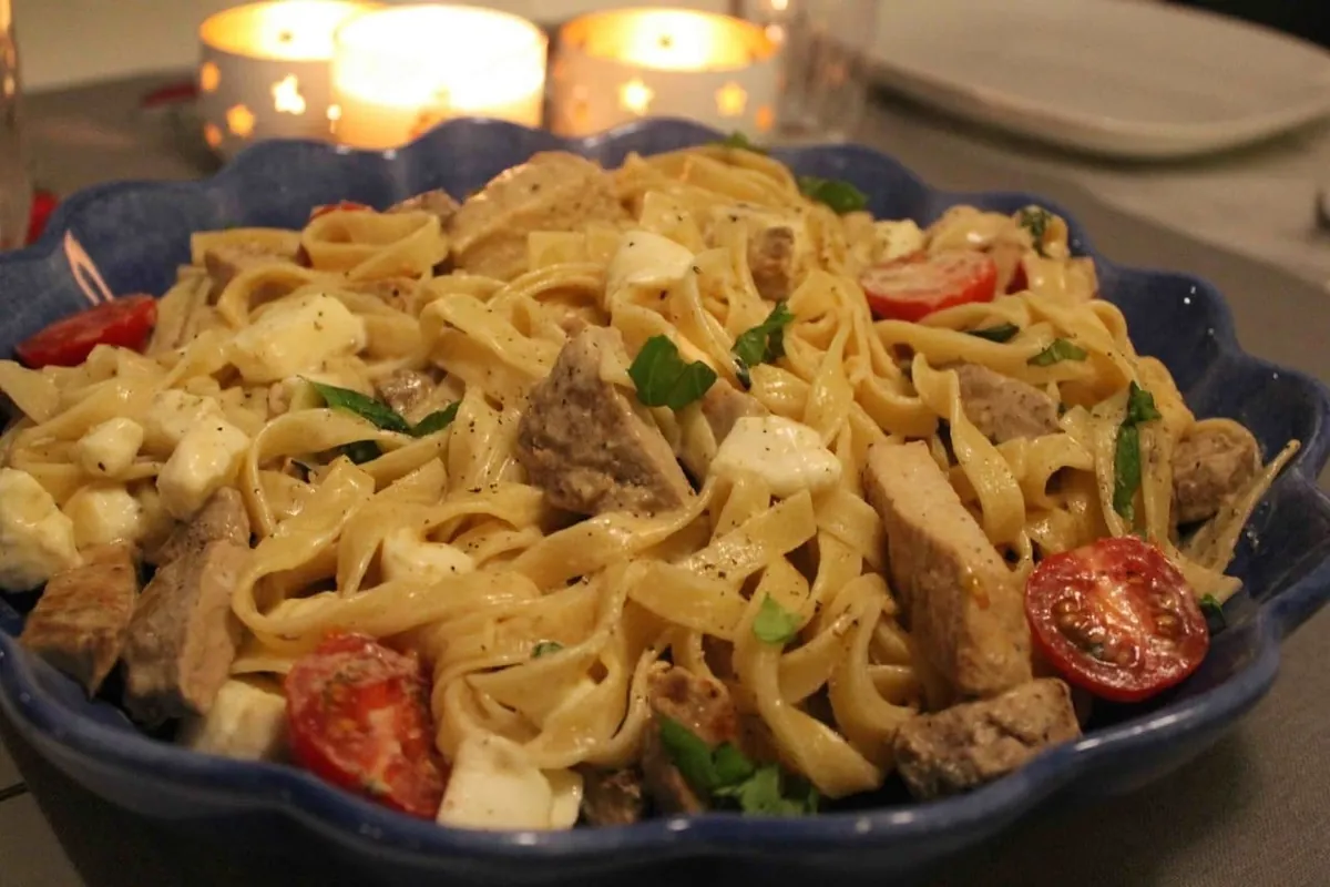 Pasta med fläskytterfilé och mozzarella