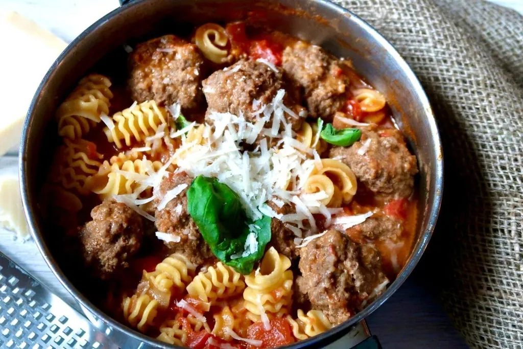 Pasta med parmesanfrikadeller