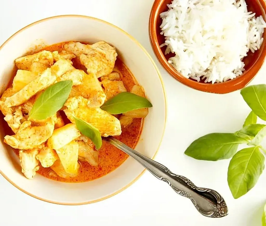 Thaigryta med kyckling och ananas