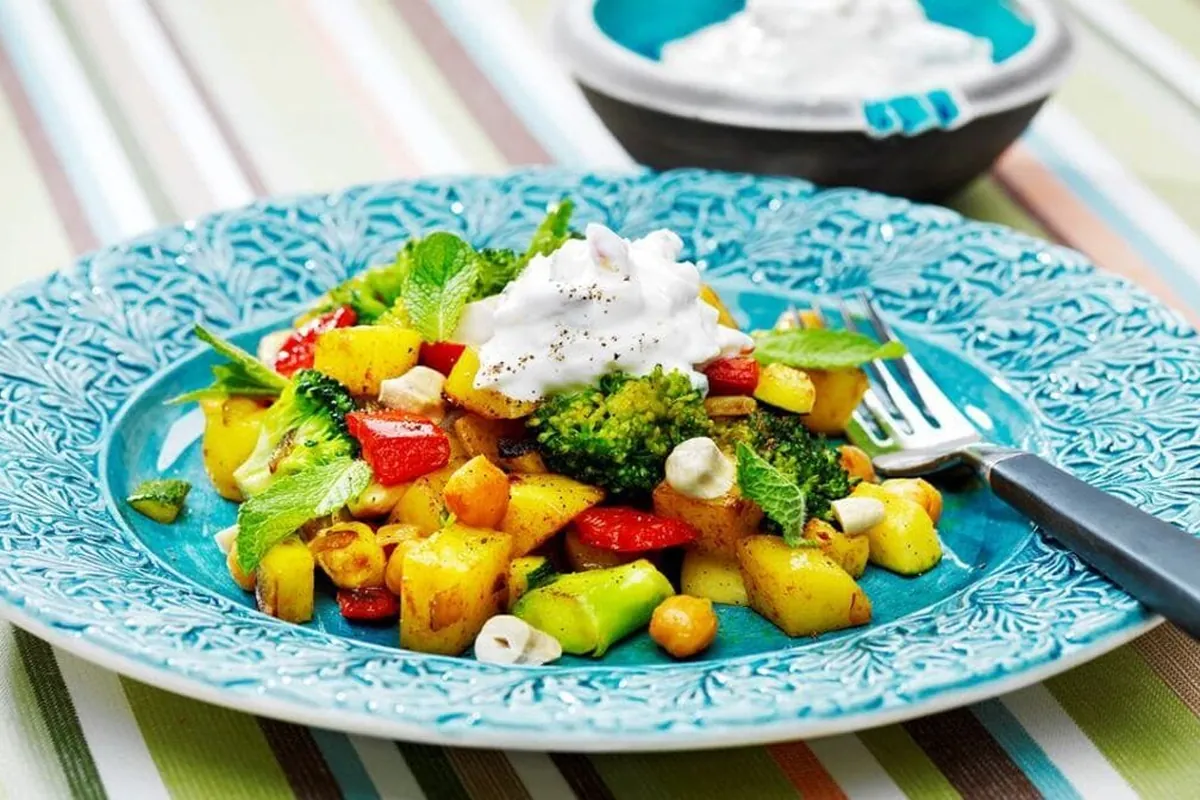 Vegetarisk pytt i panna med äppelyoghurt