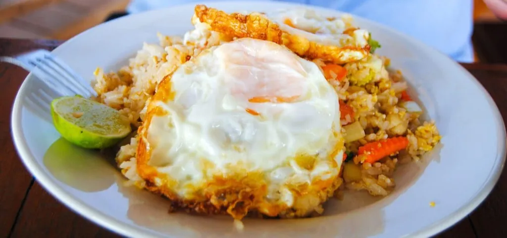 Vietnamesisk kyckling med böngroddar och stekt ägg