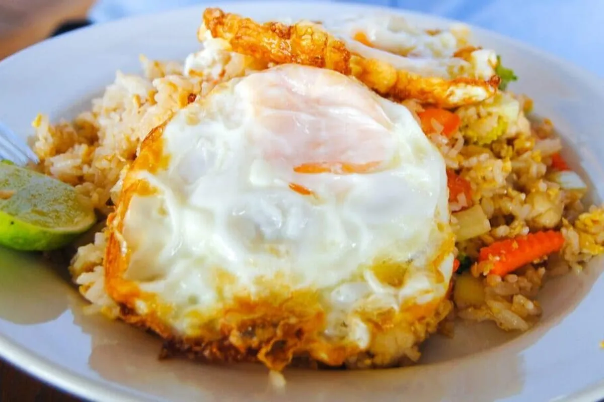 Vietnamesisk kyckling med böngroddar och stekt ägg