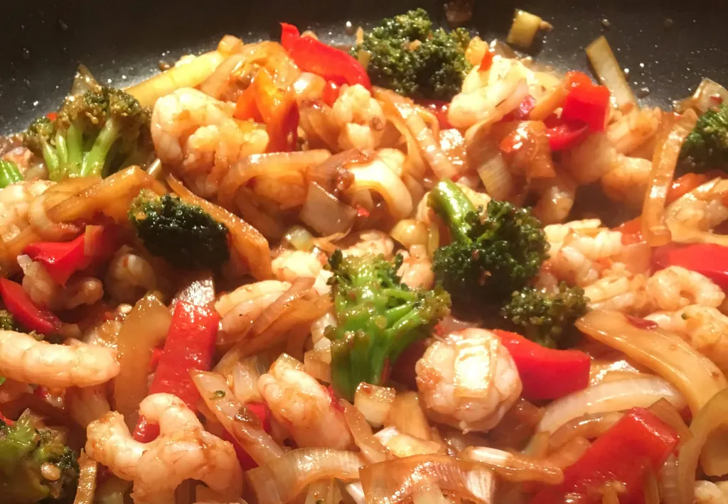 Wok med nudlar och avokadoröra