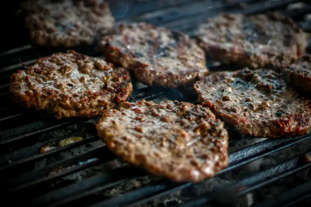 Grillade hamburgare med kryddad köttfärs